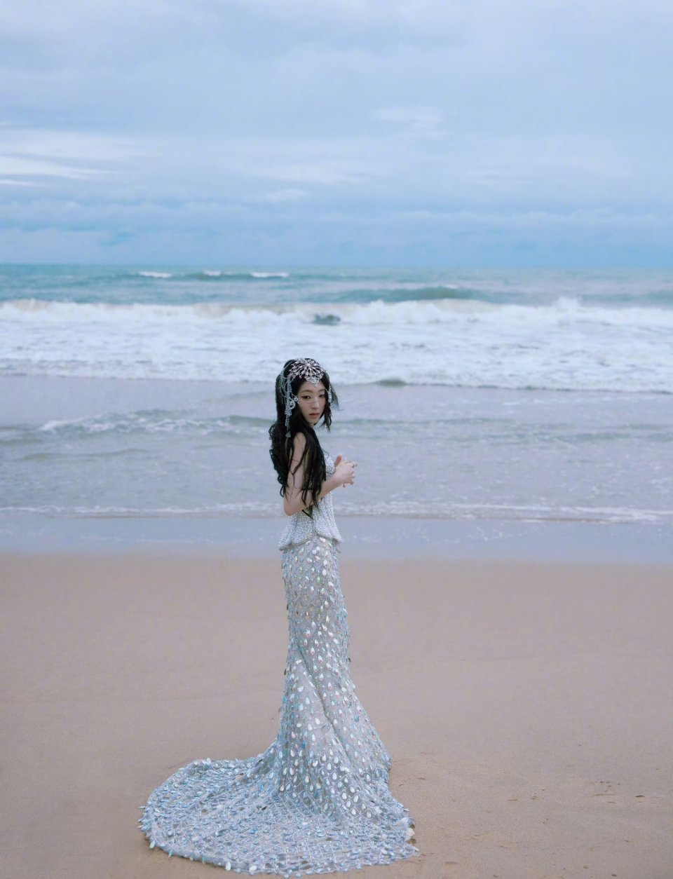 邢菲拖着一尾钻石裙邢菲拖着一尾钻石裙登场的瞬间，直接把“星光落于裙间”的浪漫具象