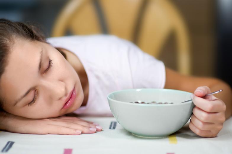 饭后犯困的真实原理，和消化激素有关。 身体消化食物的过程，全程靠激素调节，这