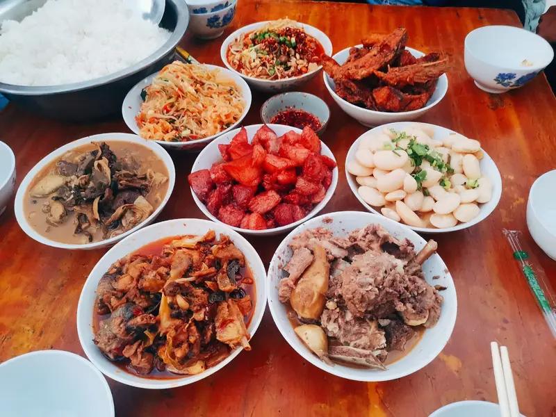 一位女子领着一群朋友到姑姑开的饭店用餐，用餐完毕准备离开时，姑姑递上了账单，此次