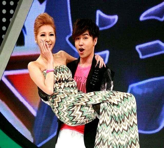 原来当年的姐妹团，从来不是平等的。大S单身时，台北信义区的公寓客厅是据点。