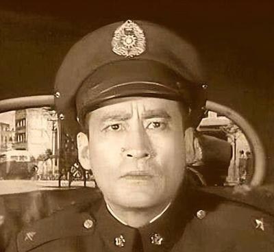 1950年，成都有个香烟店的老板，坐着看报习惯双腿并拢，后背胸膛挺得笔直，双手将