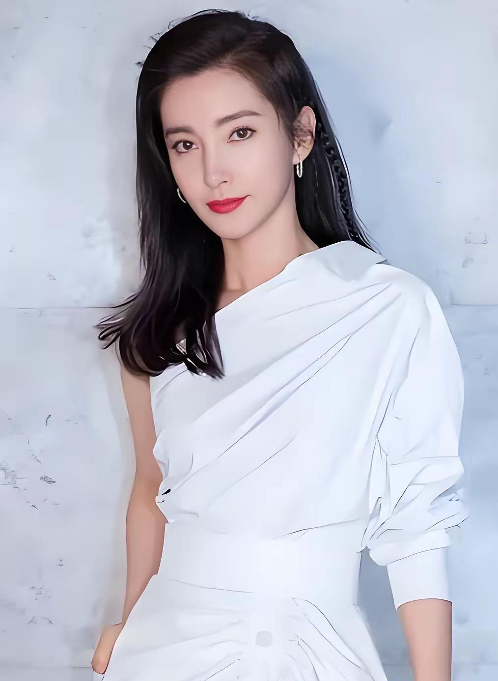 为什么李冰冰现在很少拍戏了？其实原因很简单，不是因为她没演技了，也不是因为没人