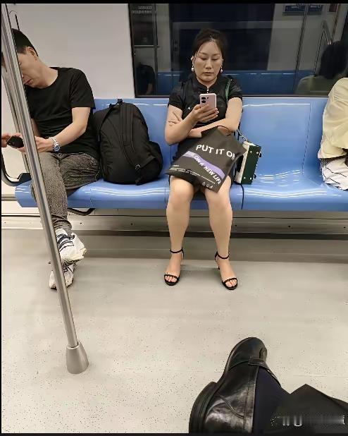 有人发文称，前一段时间坐地铁，不由自主被地铁里的一位美女姐姐的气质打动。我仔仔细