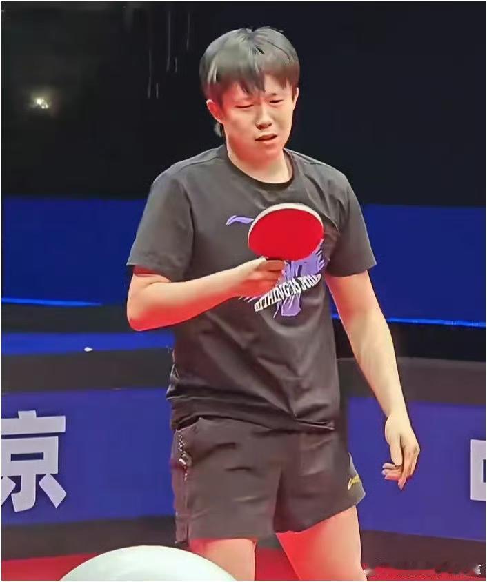 🤣王楚钦训练看球拍秒变表情包！国乒“喜剧人”实锤，网友：这是球拍还是镜子？
