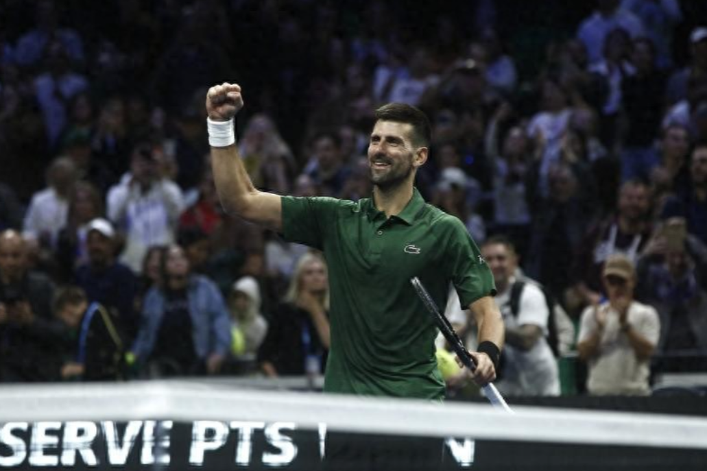 ATP250雅典站赛场，塞尔维亚巨星德约科维奇在四分之一决赛中，以7比6和6比4