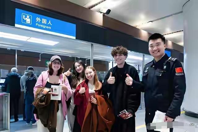 一个越南博主来北京前说：我们跟中国差不多。三天后他沉默了。2026年免签一放