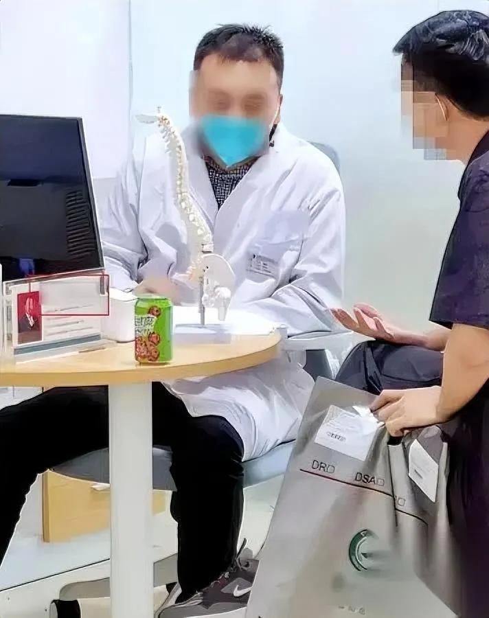 这钱花得太憋屈！长沙小伙直接怒了。花280挂的教授专家号，咋就只换了半拉