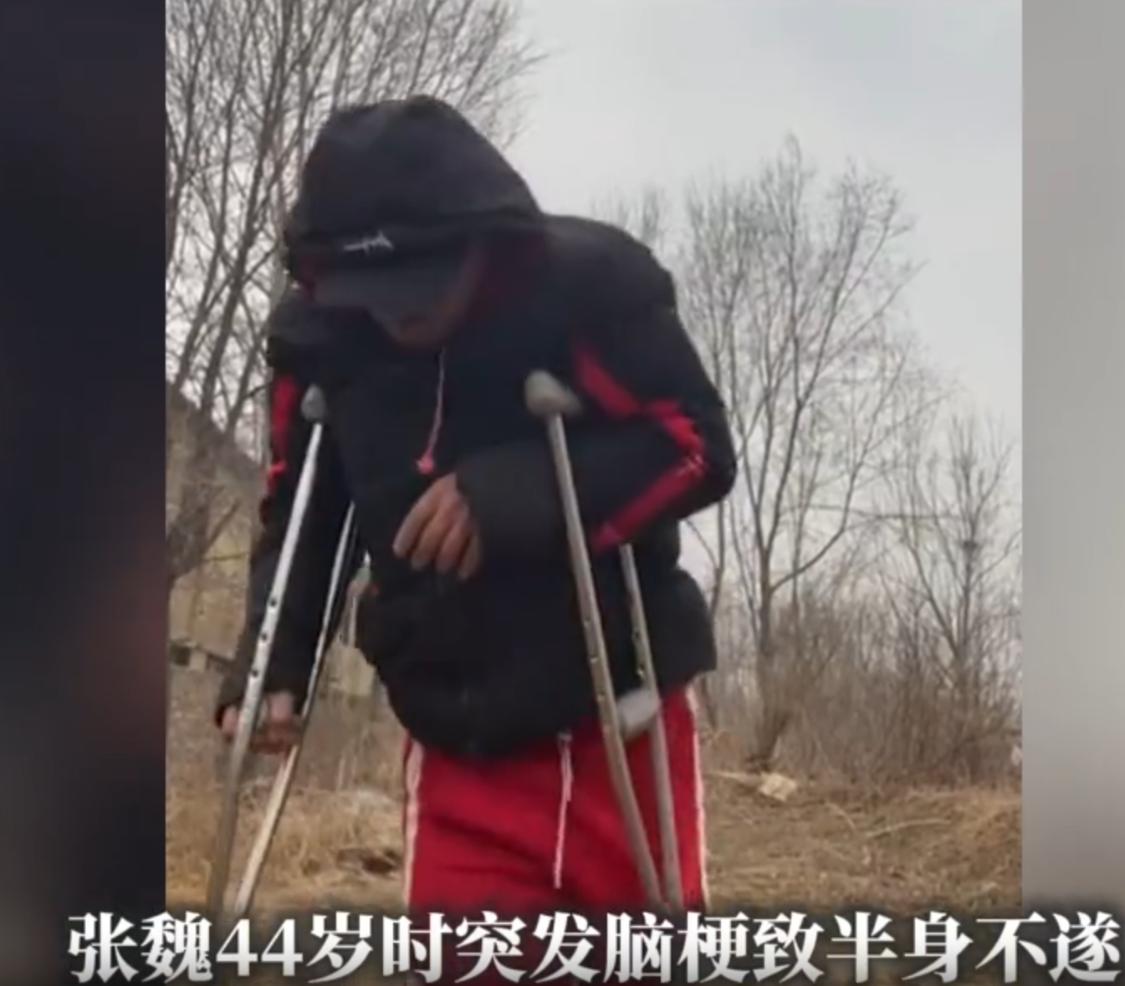 河北保定，一男子44岁时突发脑梗，半边身子直接废了。下不了床，走不了路，出个门得