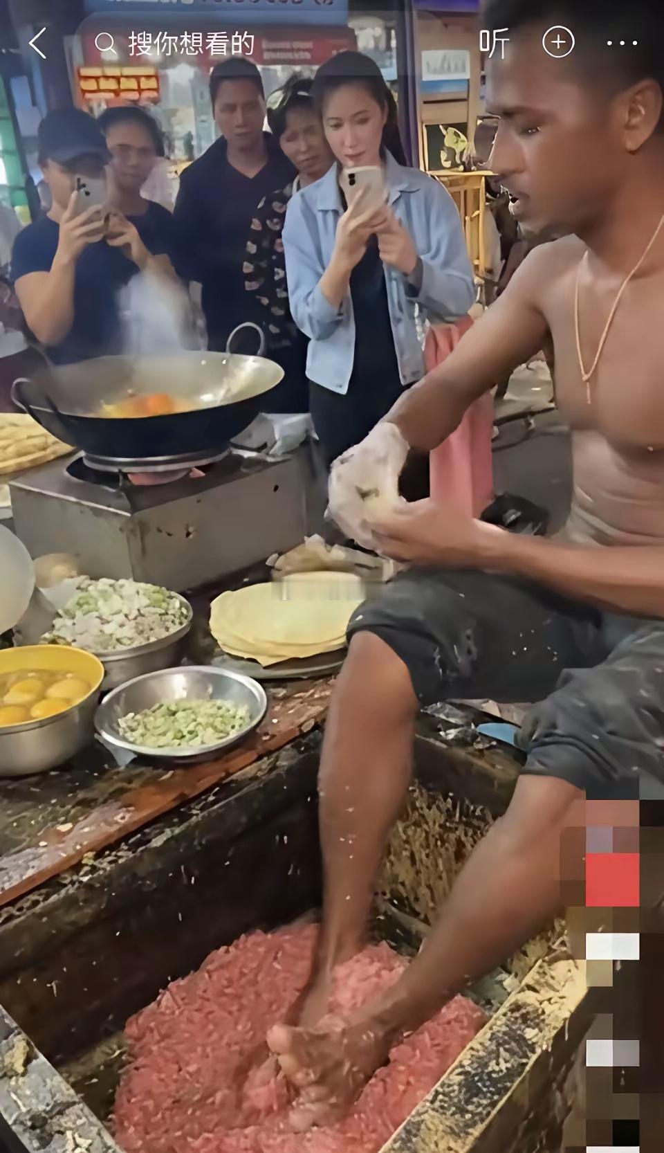 印度大哥在这卖馅饼用脚丫子霍肉馅，印度人排队购买呀