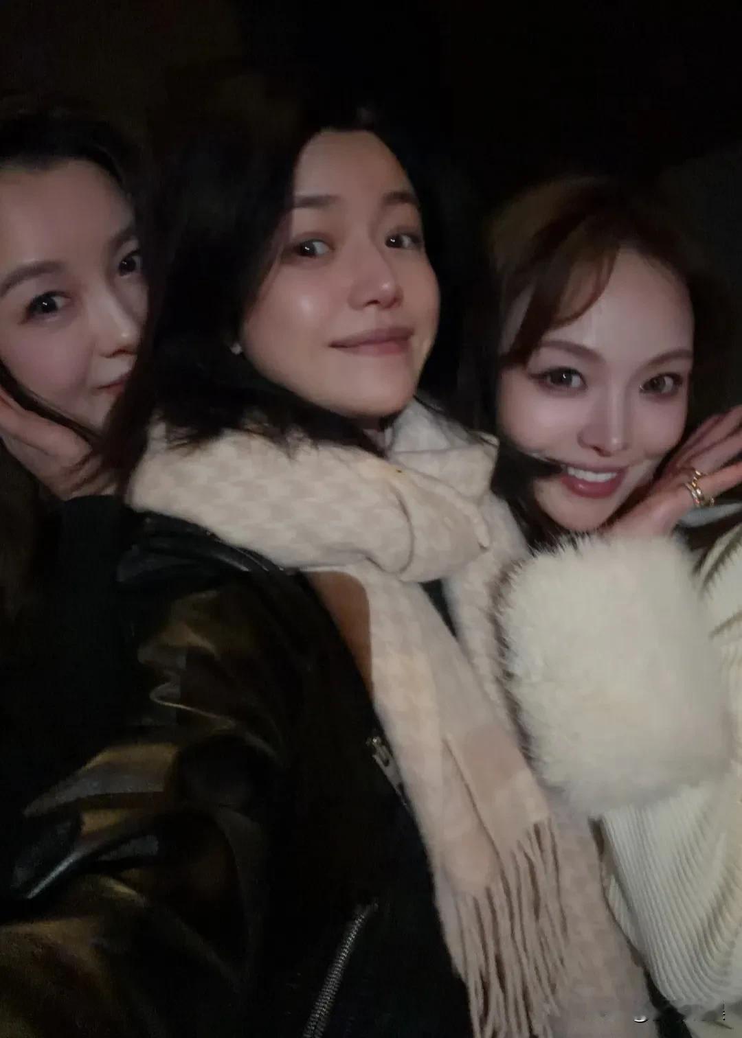 陈妍希带着儿子小星星，和潘玮柏老婆宣云等人一起过圣诞节。陈妍希穿着一件黑色外套