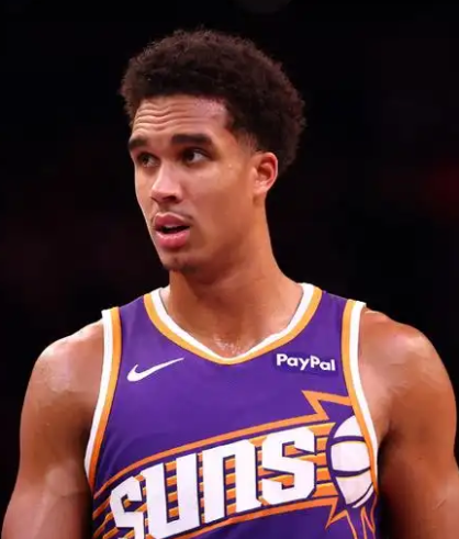 NBA季后赛，太阳84-119不敌雷霆。赛后太阳球员奥索-伊戈达罗接受了记者采