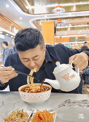 这一大碗宽面，添加醋是标配，鸡蛋是高配，牛肉是顶配，紫皮洋葱是绝配！祝你用餐愉快