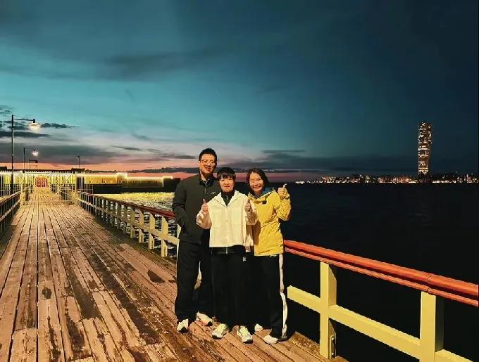 谁被莎莎暖哭了？莎莎这事儿做得真暖心明明刚比赛完累得不行还惦记着球迷的