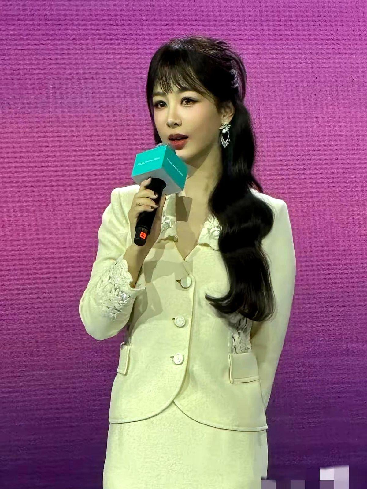 坦白说，杨紫最近的脸确实显得小了。尤其是在《你好星期六》里，面部轮廓流畅，之