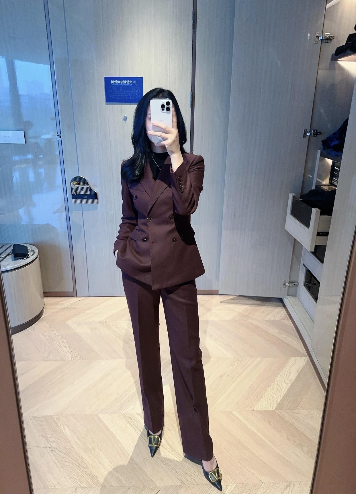 通勤套装自拍可太有讲究啦！穿对通勤装，自拍都能美出天际。就说Theory的Cli