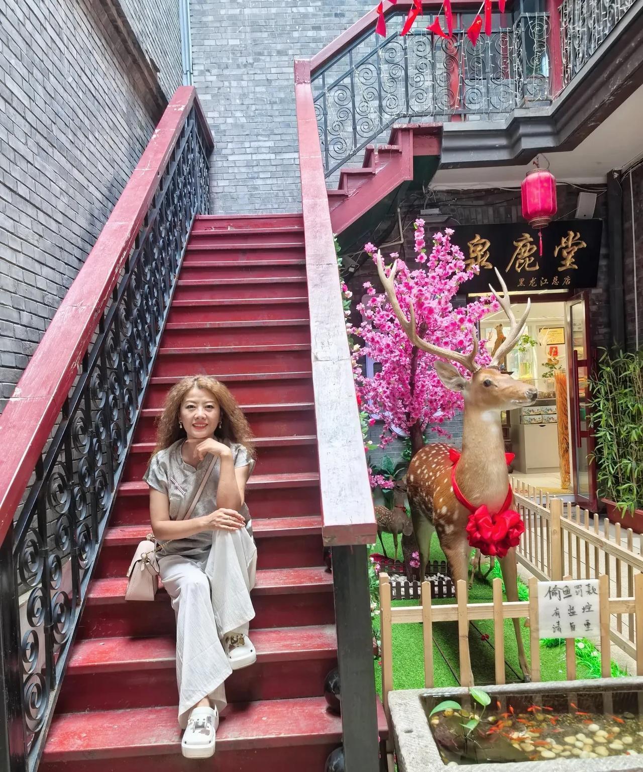 我有个习惯，逛街的时候不爱找伴儿，就乐意一个人溜达。几十年来始终如此。我在各个