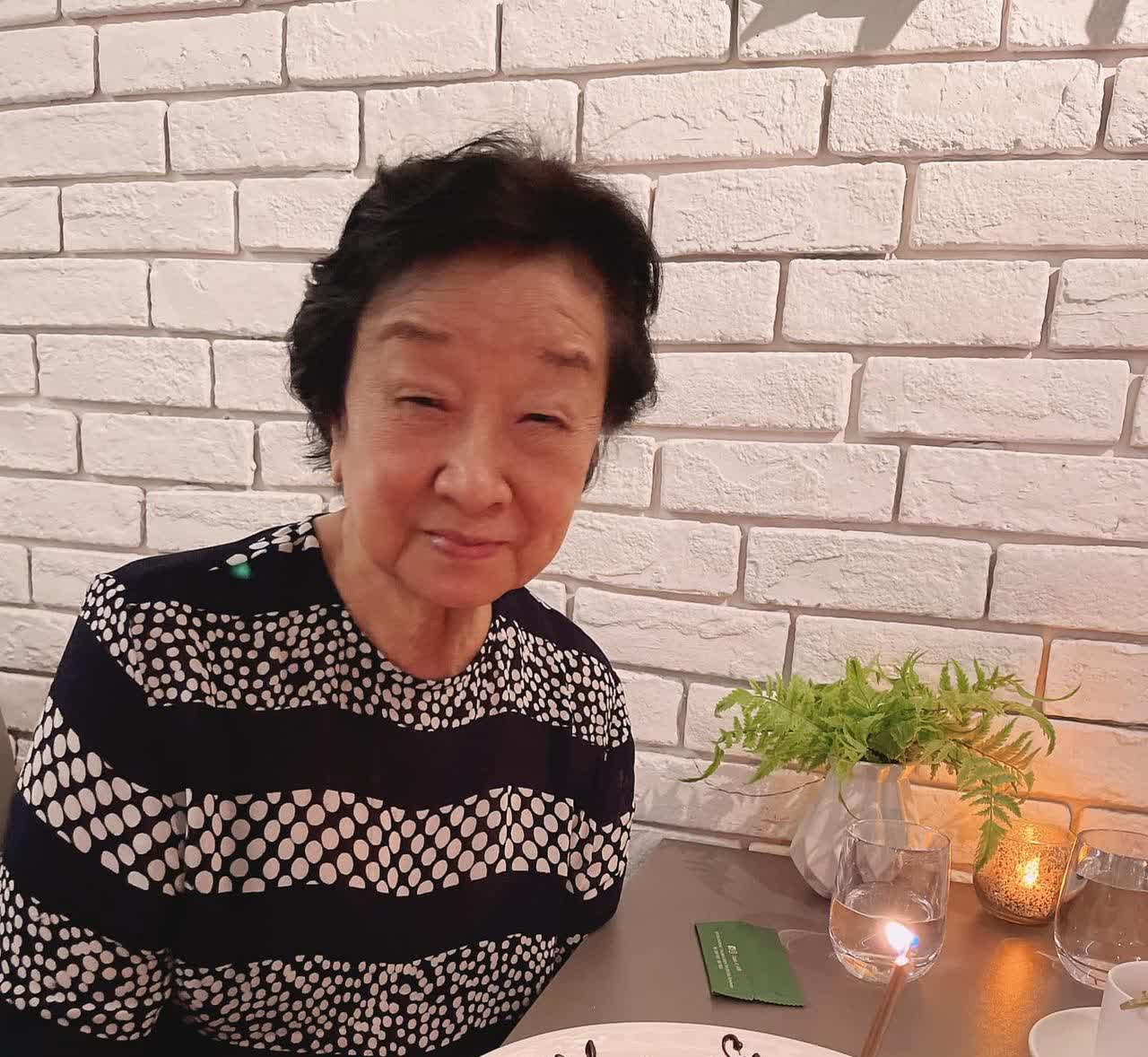 她在1980年代开始在香港亚洲电视主持烹饪节目，其实最让大家熟悉就是主持节目《方