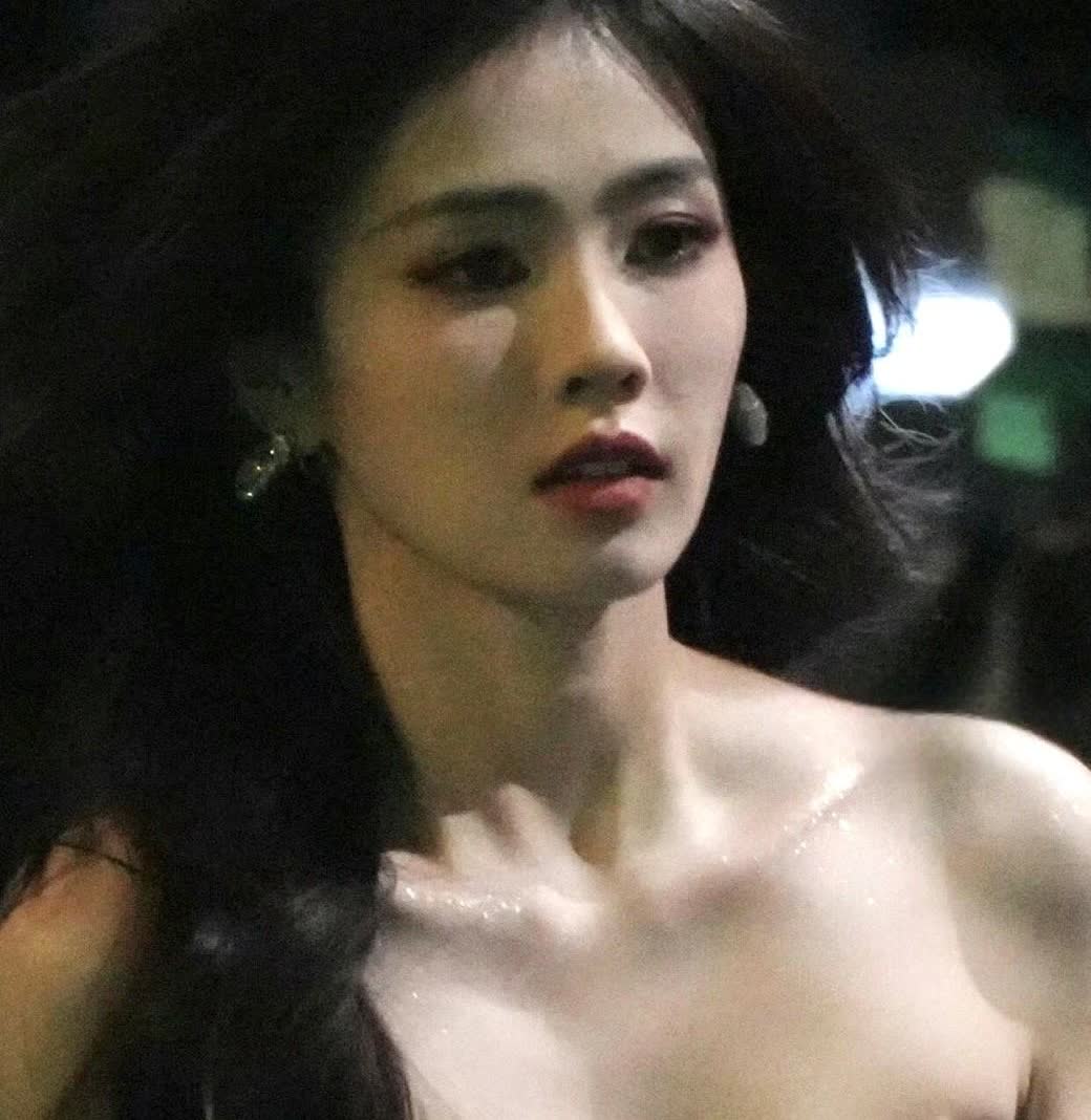白鹿一定很热吧，锁骨上都是汗水💦