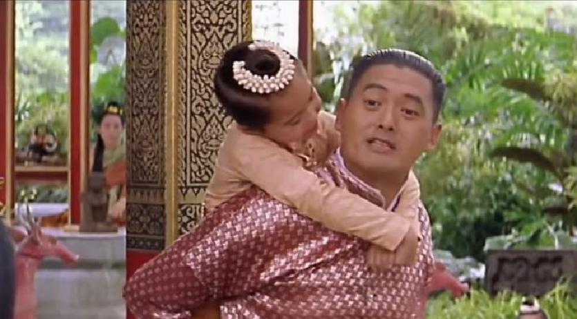 周润发98年揣着亚洲票房王的光环闯进好莱坞，结果第一部《替身杀手》只收回三千多万