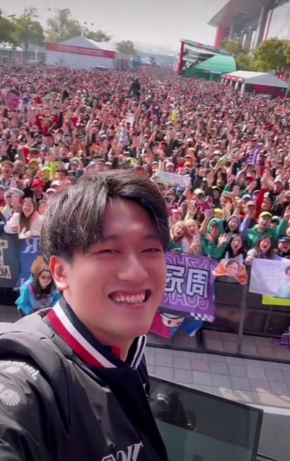 人人人周冠宇人人人F1排位赛全场人山人海，排面直接拉满！作为中国F1独一份的骄傲