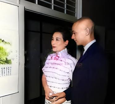 这是宋美龄带着孙子蒋孝勇欣赏画作。宋美龄不仅喜欢画画，还拜了多位画界大师为师。因
