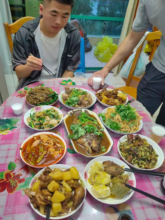 大家猜一猜这桌菜属于哪个地方的菜系？