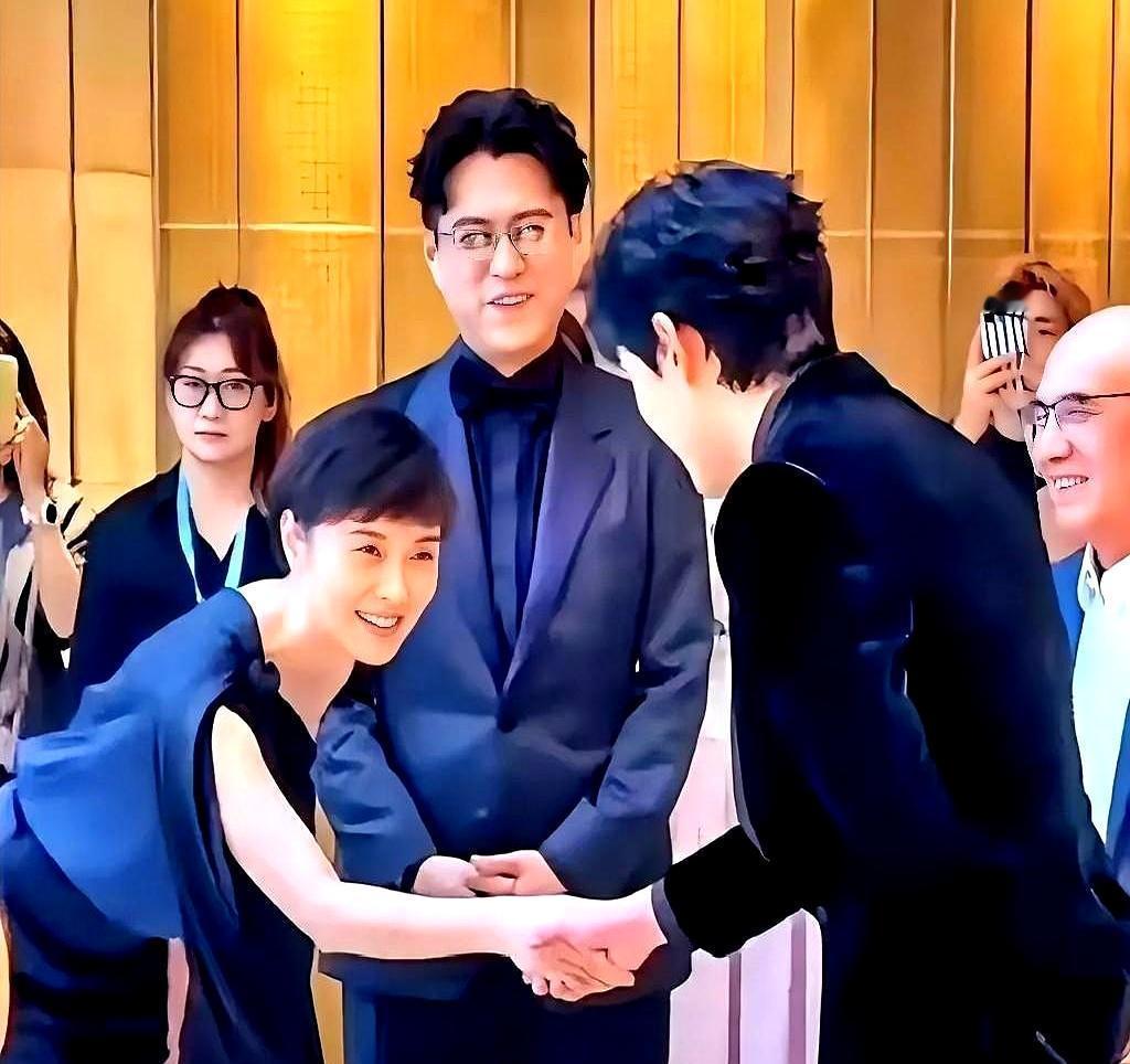 吴越一鞠躬，吴磊愣住了。不是演的，是真懵了。人家是前辈，没摆谱，弯腰不是作秀