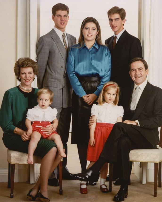 分享一张老照片这张照片拍摄于1987年，主角为希腊末代国王康斯坦丁二世、王后