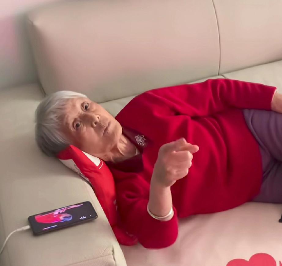 惊了！老太太一句话戳破真相：孙颖莎根本在教王楚钦打球！他手忙脚乱时，她轻声一