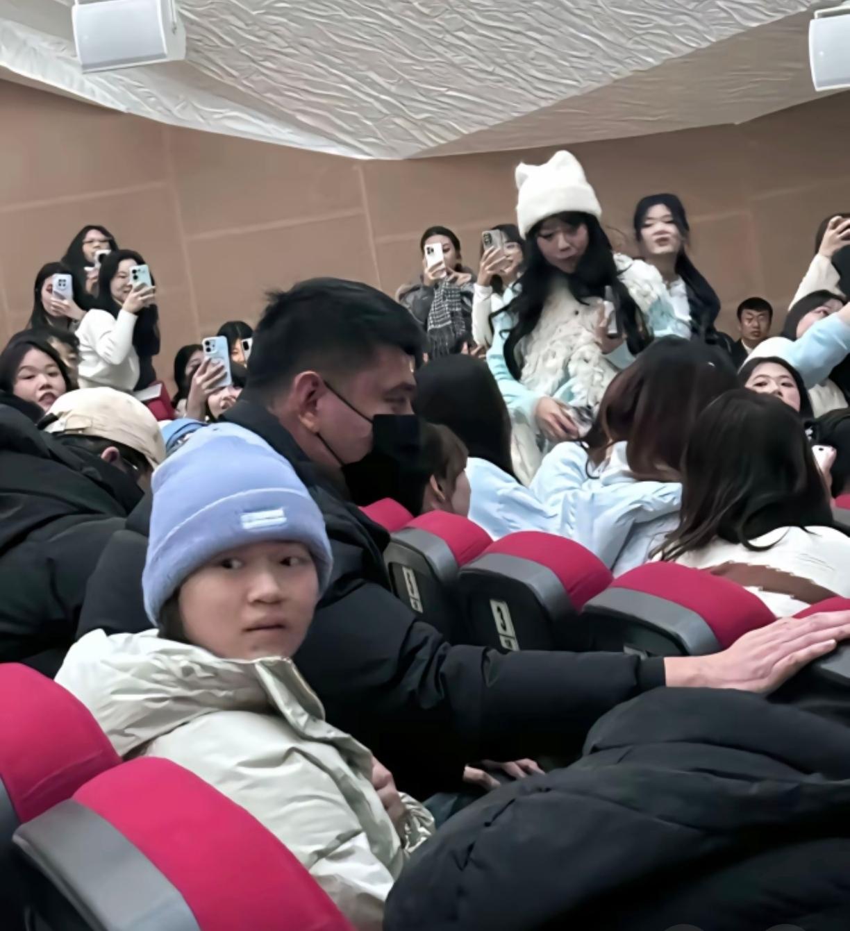 原来全红婵去北京是为了看王俊凯主演的话剧《趁世界还年轻》，王俊凯还特意安排自己的