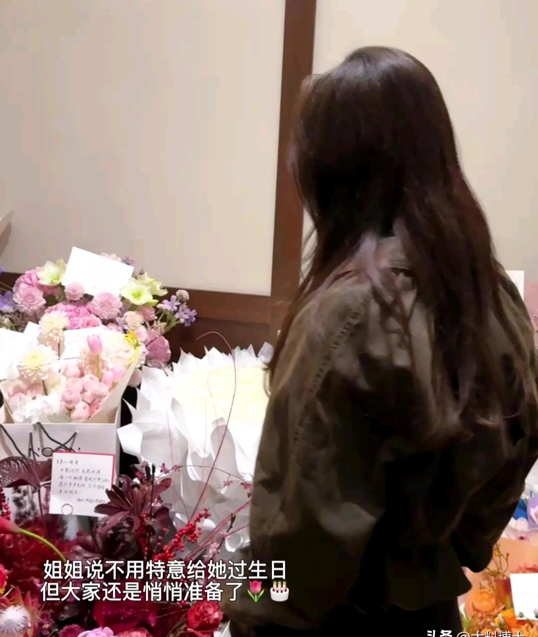 39岁生日，她对着满屋鲜花蛋糕说不过了。镜头拉近，皮肤紧致到能看清绒毛，腰线比