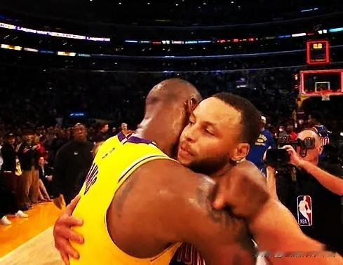 超残阵湖人大胜勇士有弦外之音，詹库即将联手非空穴来风。勇士主场作战，身体状态