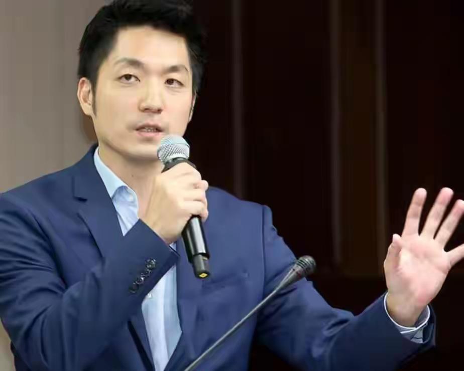 蒋万安来上海的那个演讲，本来没当回事。结果点开，我连着刷了两遍。全程没拿