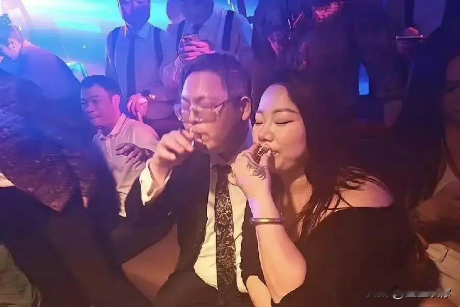 向华强小儿子向佑现状太唏嘘了。出身顶级豪门，从小被娇生惯养，留英期间就惹是生非，
