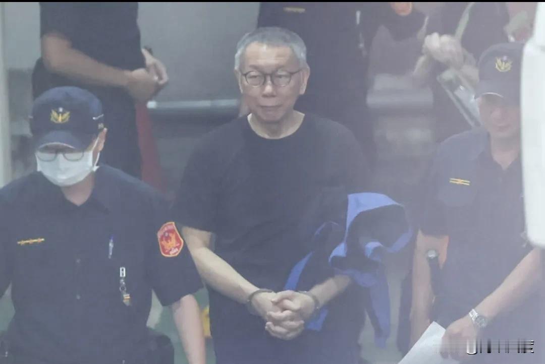 柯文哲21日下午再次被台北地方法院裁定延押两个月，正应了阵佩琪的那句话，柯文哲会
