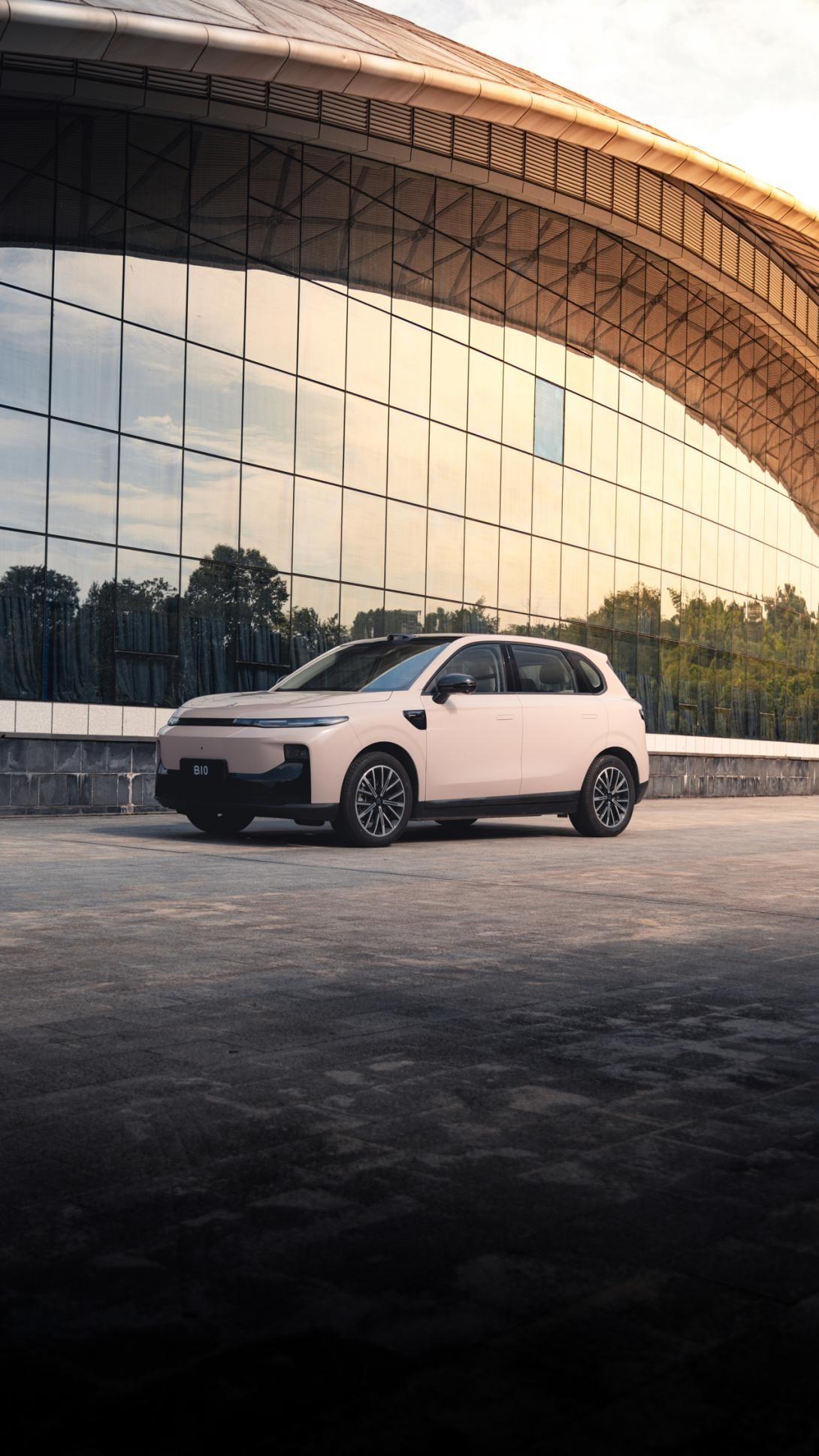 10万块预算买纯电车能买到什么样的？今天我们就拿零跑B10和名爵MG4这两款热门