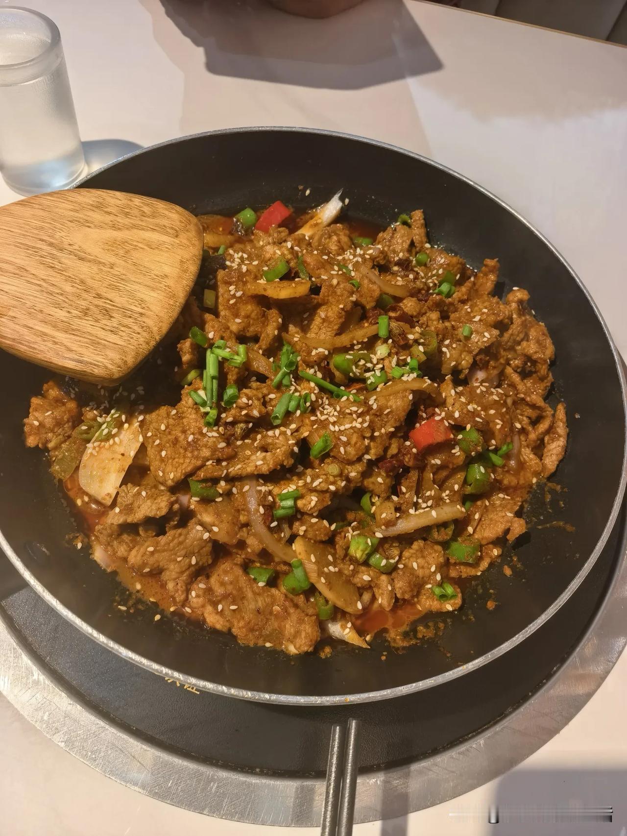 去酒店吃饭，假若发现菜品里有头发啥的，你会怎么做？没退休的时候，办公室几个人
