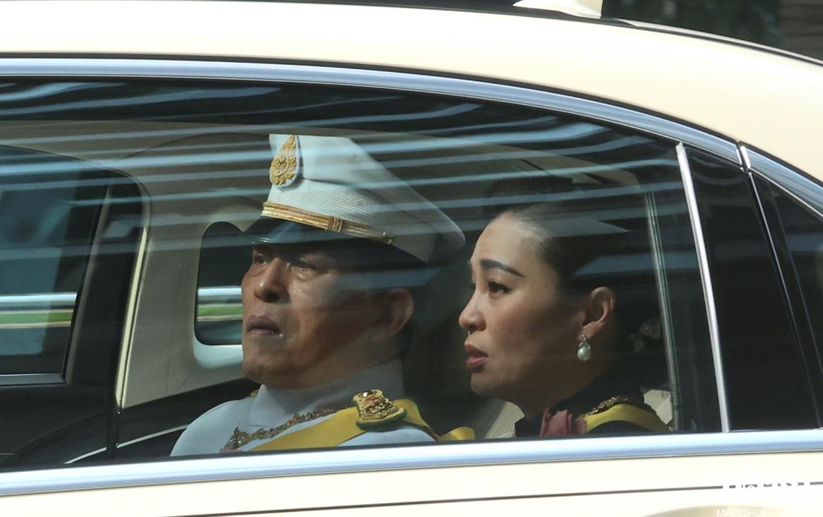 6月13日，泰王前往医院接嫡长女帕查拉公主的灵柩，穿白色军装表情严肃！国王陛下白