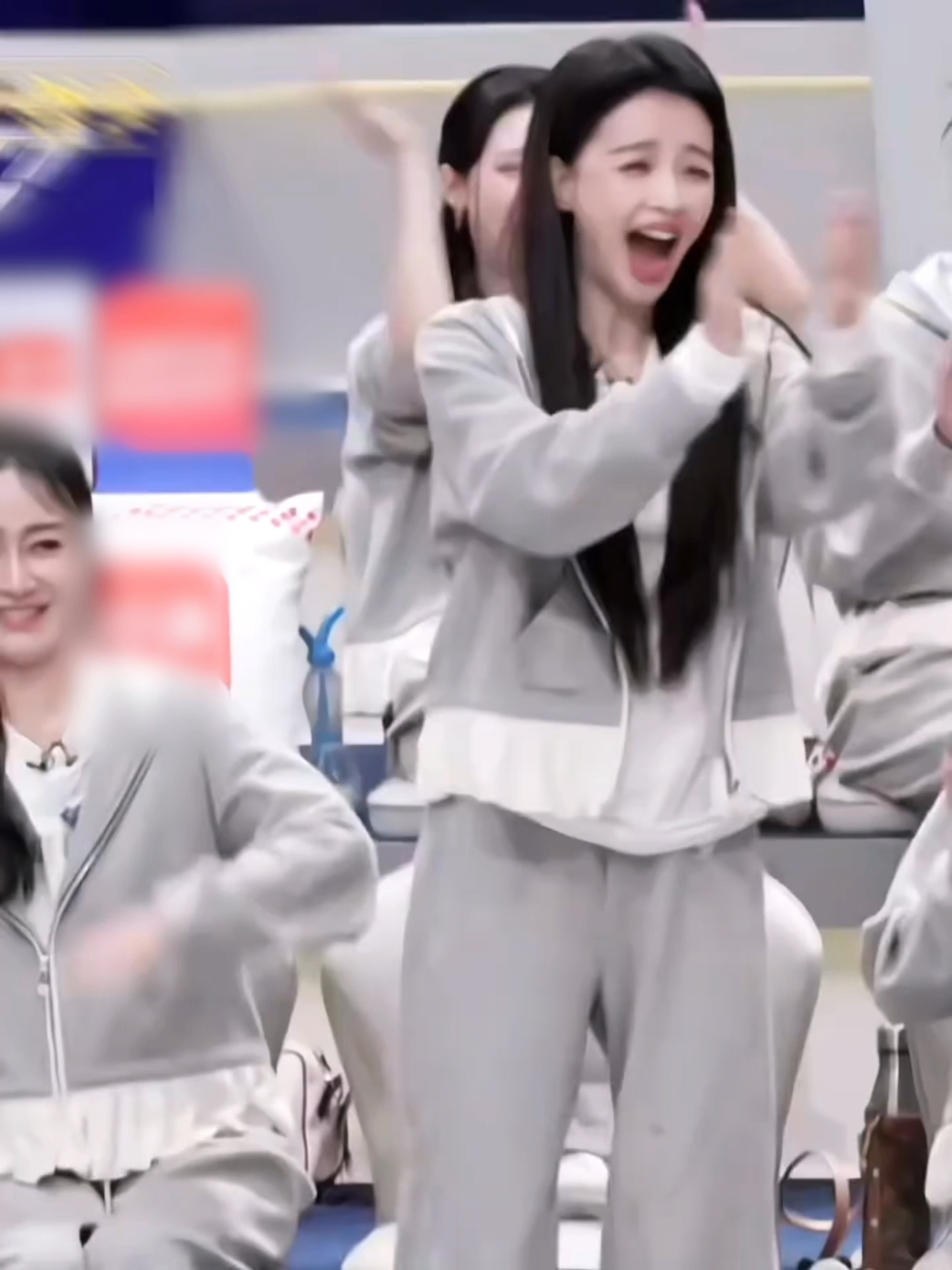 孙怡又在贡献表情包了孙怡像素小人表情包更新抛开明星滤镜的孙怡格外真实，开怀大笑完