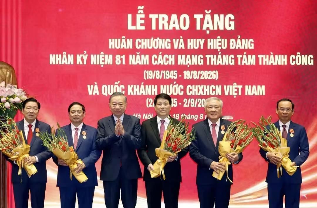 不简单！梁强和范明政双双获得胡志明勋章。8月18日上午，苏林向梁强、范明政等