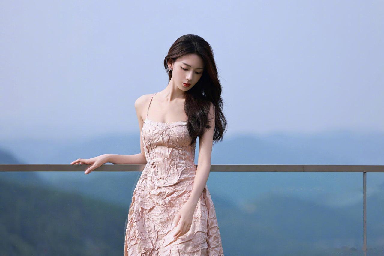 陈瑶《风与褶皱》风从远山来带着未名的蓝漫过栏杆，漫过你褶皱的裙摆