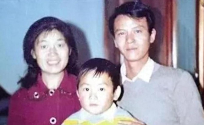 1979年，知青戴建国不顾家人反对，迎娶一个傻姑娘为妻。新婚夜，戴建国哭着解开她