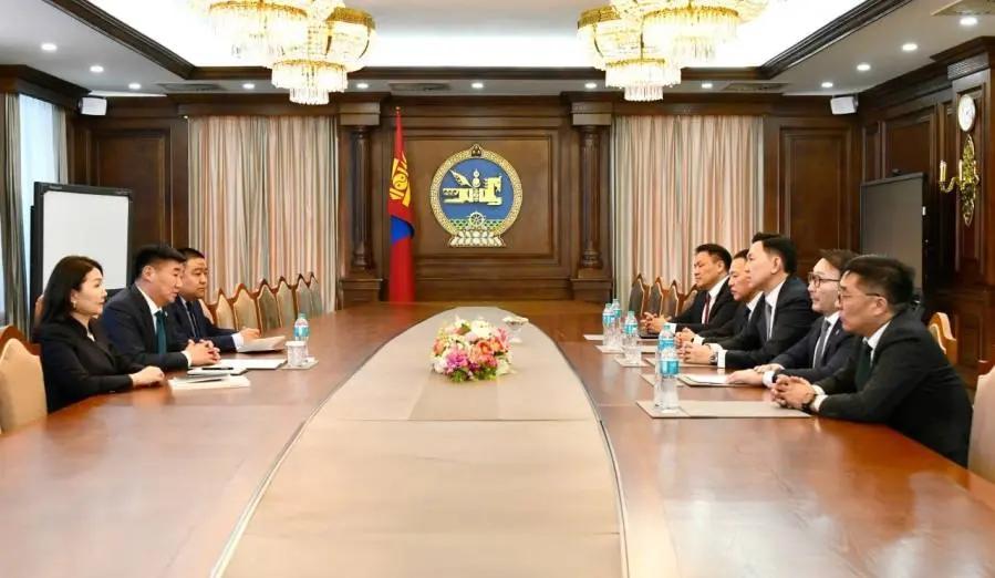 国家大呼拉尔主席宾巴朝格特会见了在国家议会中占有席位的五个政党领导人，其中蒙古国
