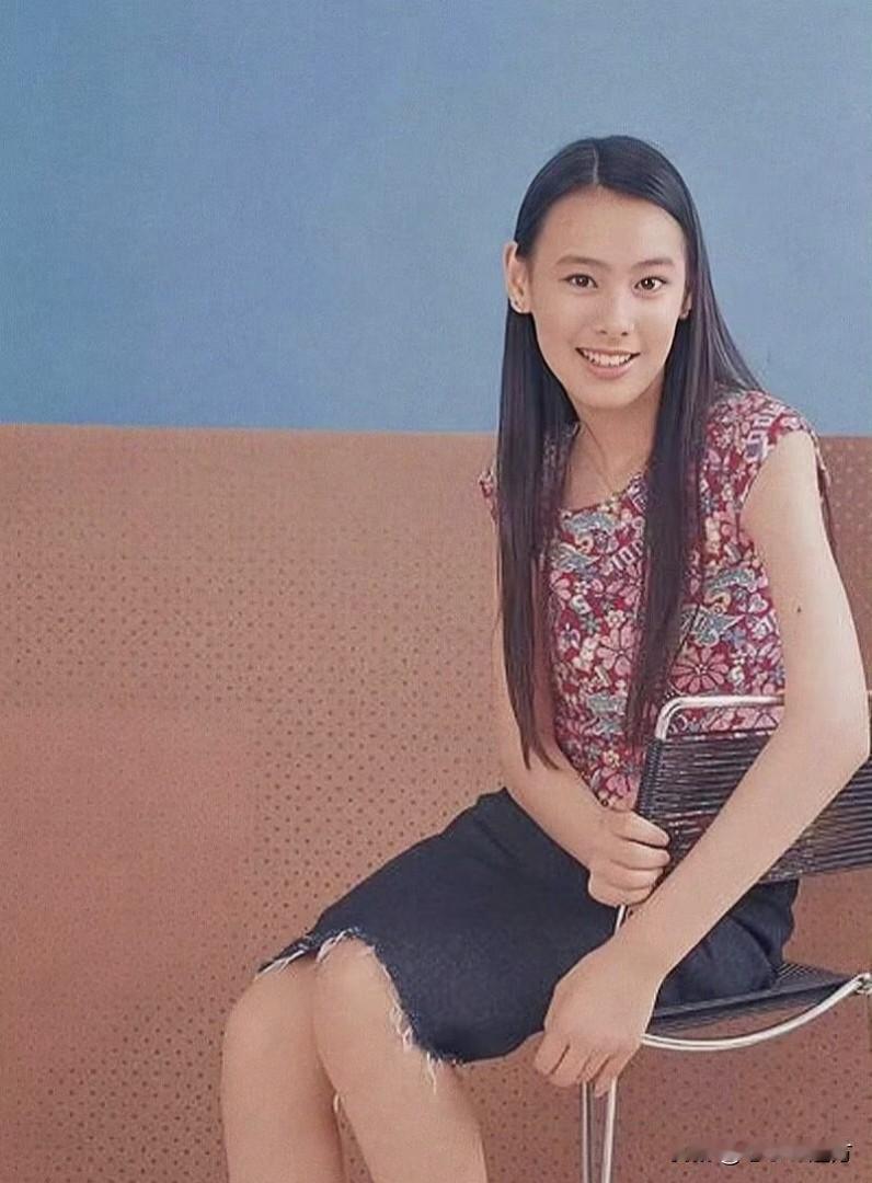 梁洛施早年写真，黑长直温婉灵动，笑靥如花，满是青春气息，大家觉得她美吗？