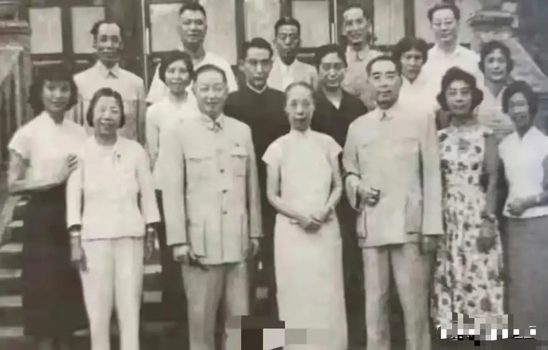 59年初夏，周总理携夫人邓颖超接见梅兰芳等京剧工作者的合影留念