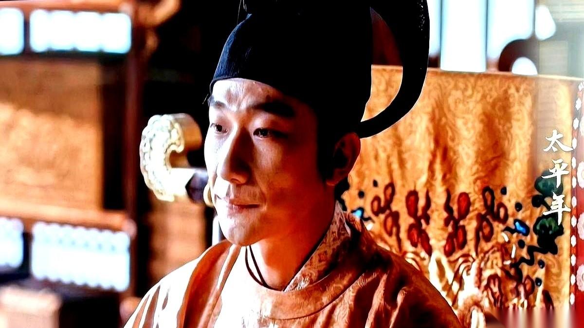 底下黑压压跪了一片，结果一张嘴，喊的不是“大王”，是“留后”。就这两个字，我隔