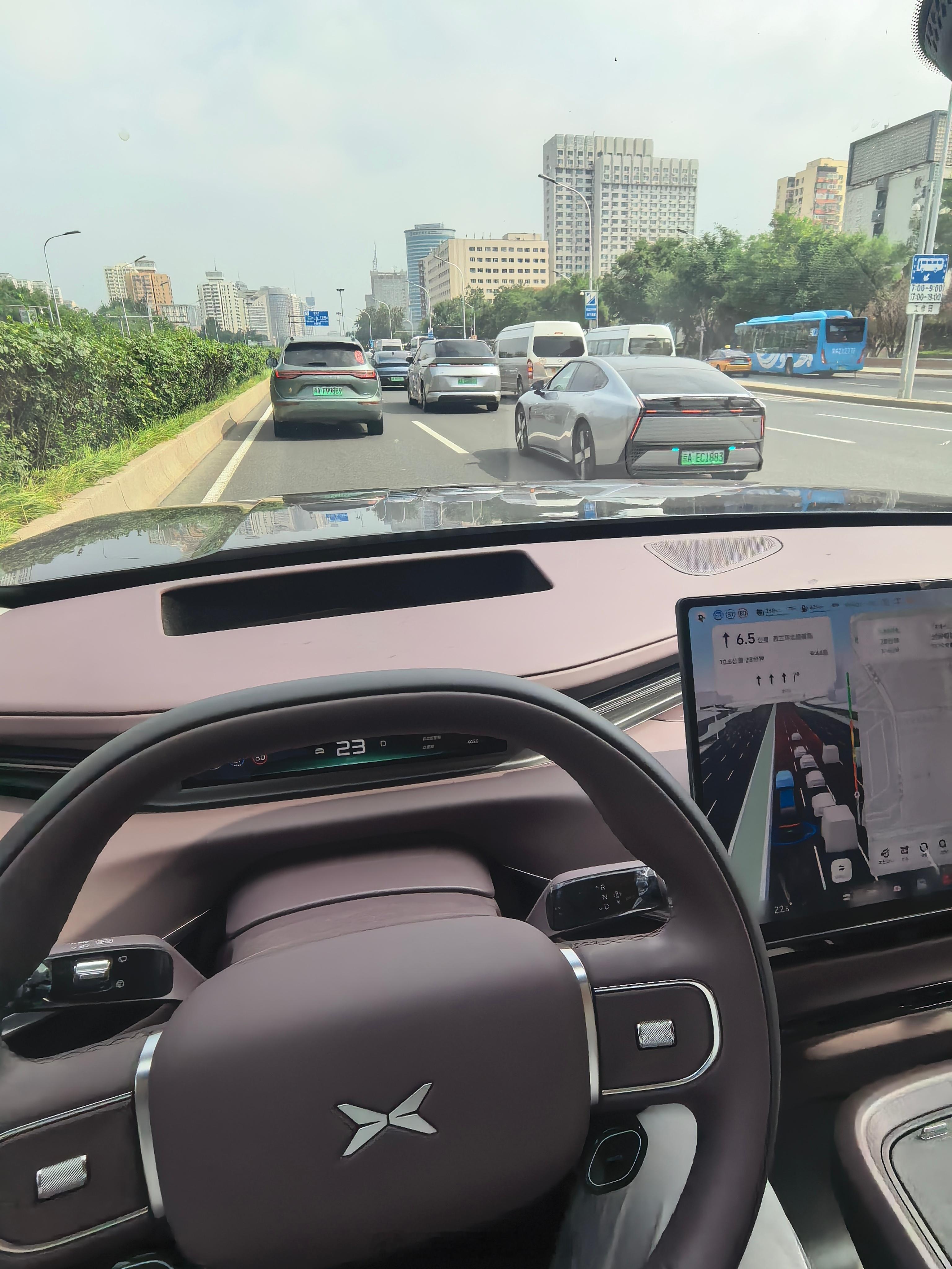 巧了，北京早高峰西三环主路上，小鹏GX、P7、X9三车同框，三辆车都亮着小蓝灯，