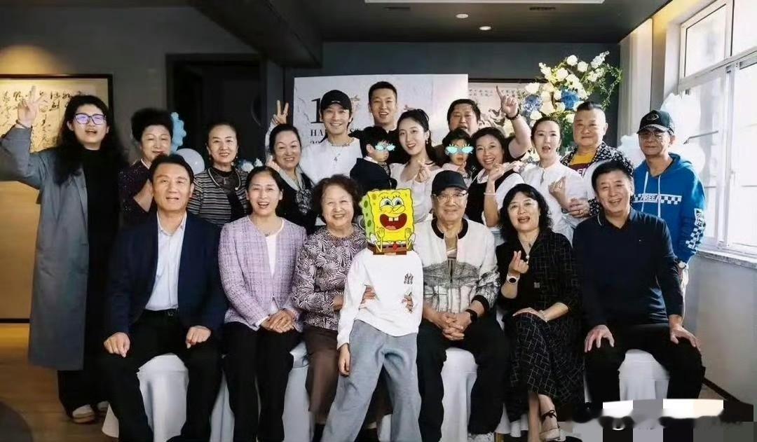 黄晓明一家四口亮相生日宴，温馨同框！小海绵被奶奶紧紧抱在怀里，优越长腿直接溢出屏幕，个子蹿得飞快。一