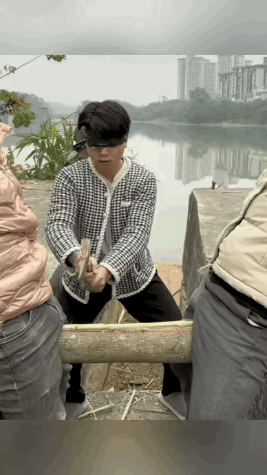 需要多么铁的关系，多么大的信任，才敢玩这样的游戏？