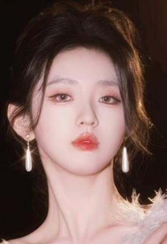 近日，00后短剧演员李柯以面对“短剧一姐”的称号，当场三连摆手表示“我不认、我不